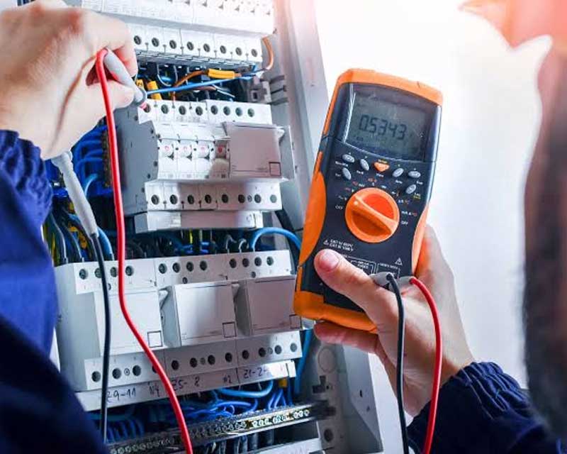 Électricien réalisant une installation électrique à Créteil (94)